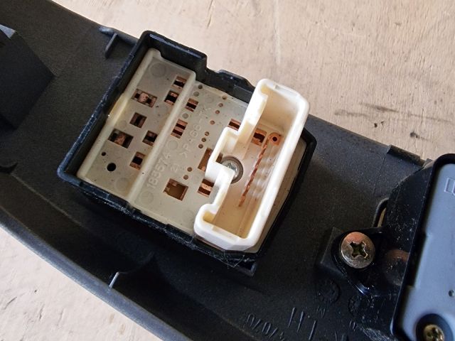 bontott TOYOTA PRIUS Bal első Ablakemelő Kapcsoló