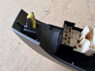 bontott TOYOTA PRIUS Bal első Ablakemelő Kapcsoló