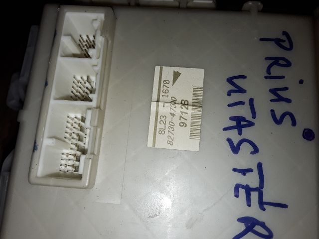 bontott TOYOTA PRIUS Biztosítéktábla Utastér