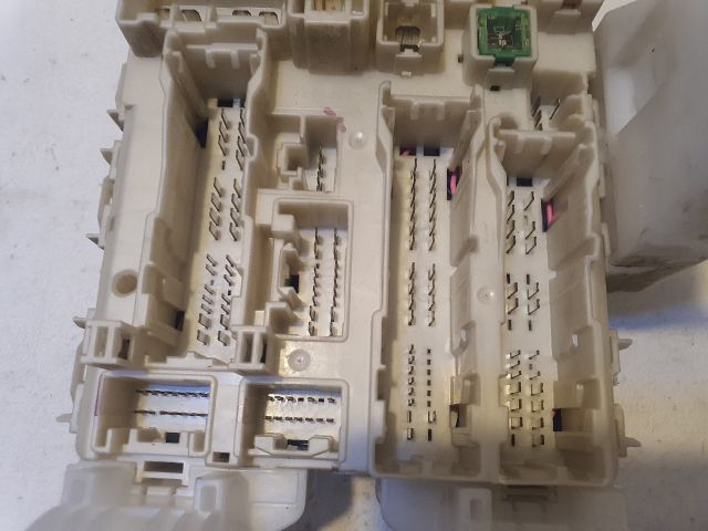 bontott TOYOTA PRIUS Biztosítéktábla Utastér