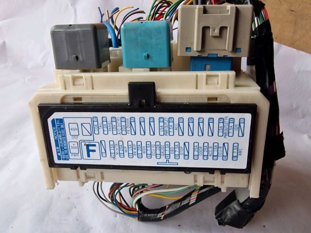 bontott TOYOTA PRIUS Biztosítéktábla Utastér