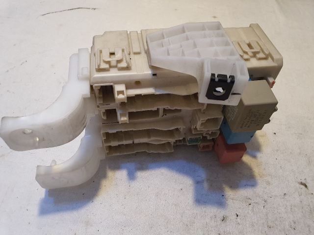 bontott TOYOTA PRIUS Biztosítéktábla Utastér