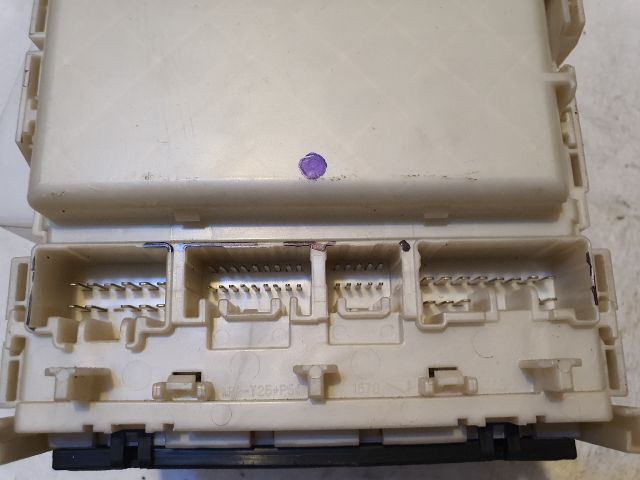 bontott TOYOTA PRIUS Biztosítéktábla Utastér