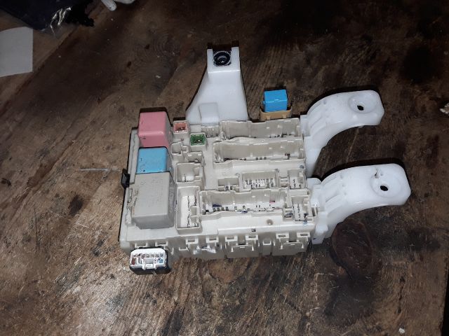 bontott TOYOTA PRIUS Biztosítéktábla Utastér