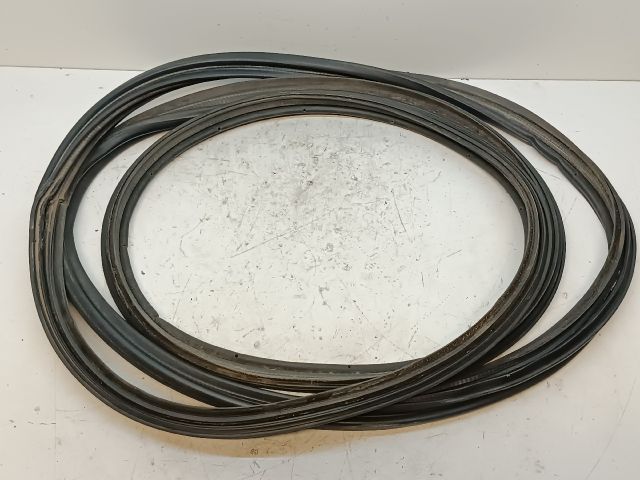 bontott TOYOTA PRIUS Csomagtérajtó Gumikéder