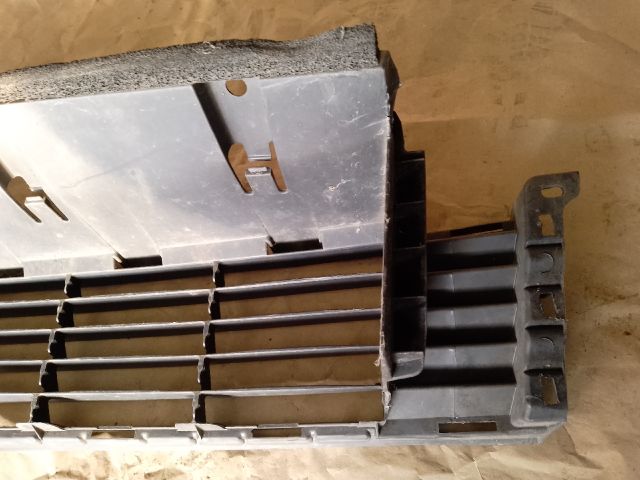 bontott TOYOTA PRIUS Első Lökhárító Alsó Középső Díszrács