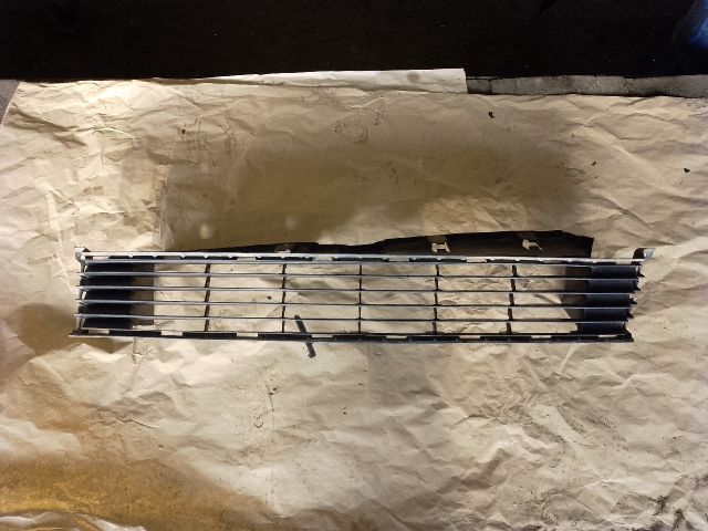 bontott TOYOTA PRIUS Első Lökhárító Alsó Középső Díszrács