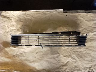 bontott TOYOTA PRIUS Első Lökhárító Alsó Középső Díszrács