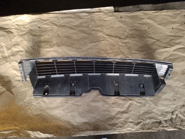 bontott TOYOTA PRIUS Első Lökhárító Alsó Középső Díszrács