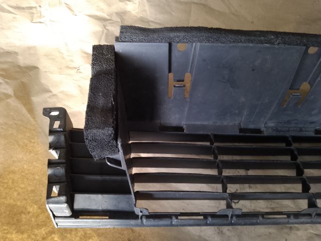 bontott TOYOTA PRIUS Első Lökhárító Alsó Középső Díszrács