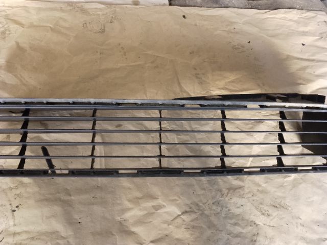 bontott TOYOTA PRIUS Első Lökhárító Alsó Középső Díszrács