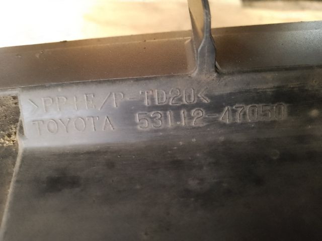 bontott TOYOTA PRIUS Első Lökhárító Alsó Középső Díszrács