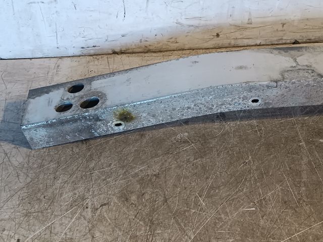 bontott TOYOTA PRIUS Első Lökhárító Merevítő (Fém)