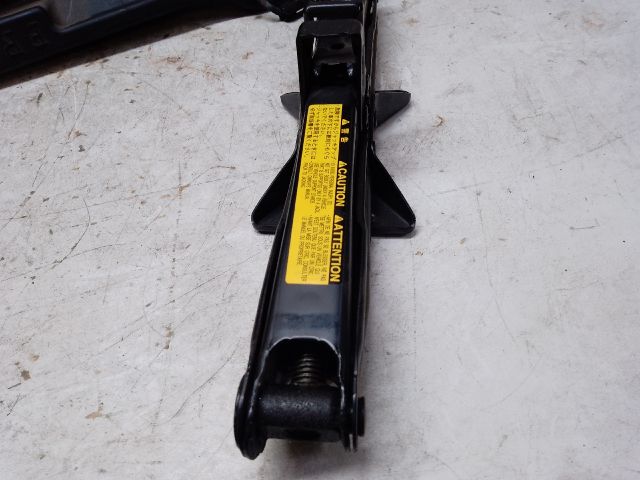 bontott TOYOTA PRIUS Emelő