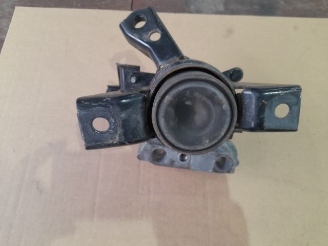 bontott TOYOTA RAV 4 Motor Tartó Bak Bal