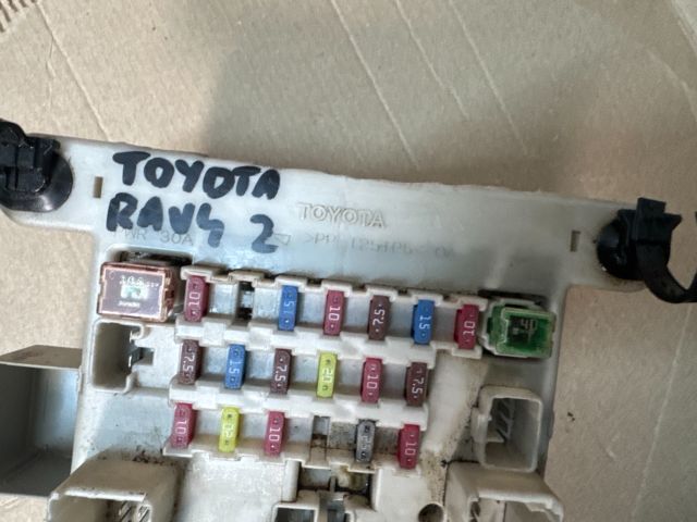 bontott TOYOTA RAV 4 Biztosítéktábla Motortér