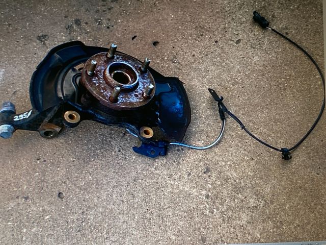 bontott TOYOTA RAV 4 Bal első Csonkállvány Kerékaggyal