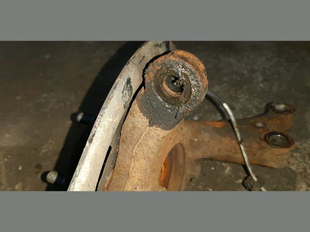 bontott TOYOTA RAV 4 Bal első Csonkállvány Kerékaggyal