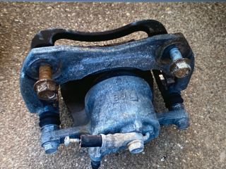 bontott TOYOTA RAV 4 Jobb első Féknyereg Munkahengerrel