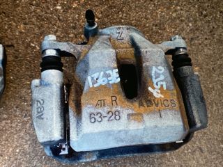 bontott TOYOTA RAV 4 Jobb első Féknyereg Munkahengerrel