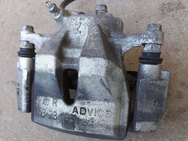 bontott TOYOTA RAV 4 Jobb első Féknyereg Munkahengerrel