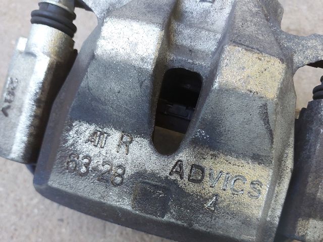 bontott TOYOTA RAV 4 Jobb első Féknyereg Munkahengerrel