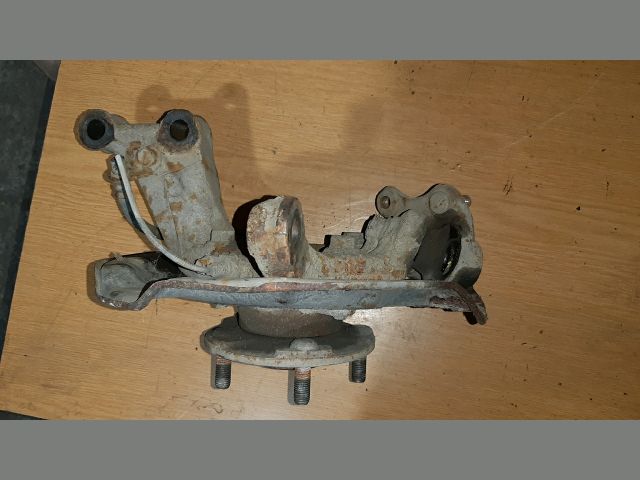 bontott TOYOTA RAV 4 Bal első Csonkállvány Kerékaggyal