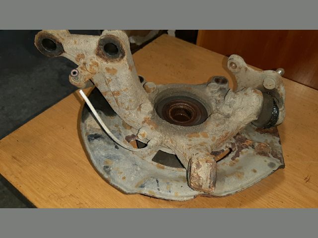 bontott TOYOTA RAV 4 Bal első Csonkállvány Kerékaggyal