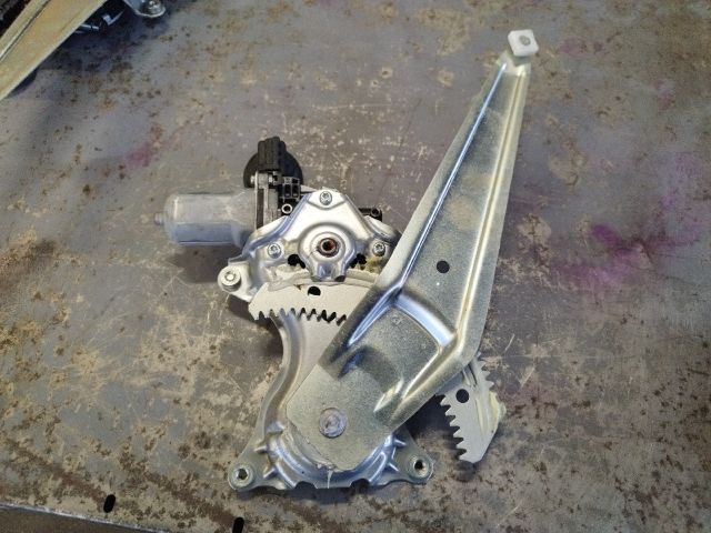 bontott TOYOTA RAV 4 Bal hátsó Ablakemelő Szerkezet (Elektromos)