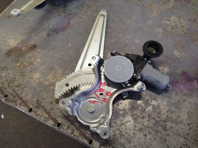 bontott TOYOTA RAV 4 Bal hátsó Ablakemelő Szerkezet (Elektromos)