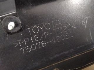 bontott TOYOTA RAV 4 Bal hátsó Ajtó Díszléc