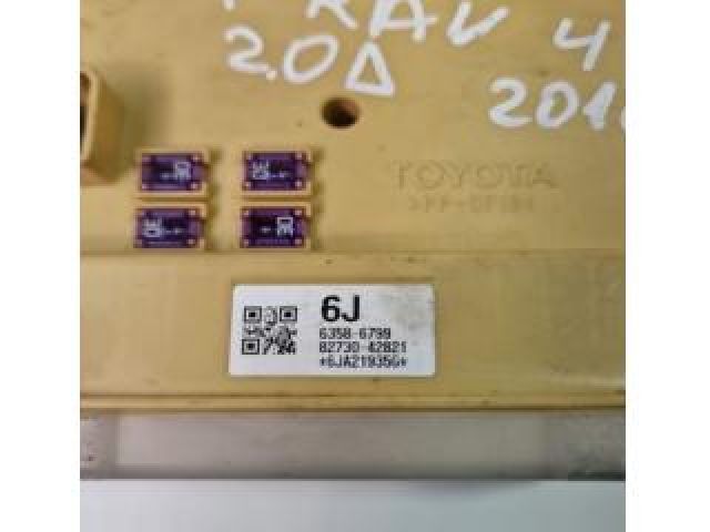 bontott TOYOTA RAV 4 Biztosítéktábla Utastér