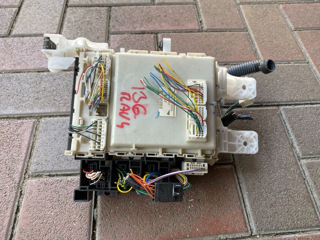 bontott TOYOTA RAV 4 Biztosítéktábla Utastér