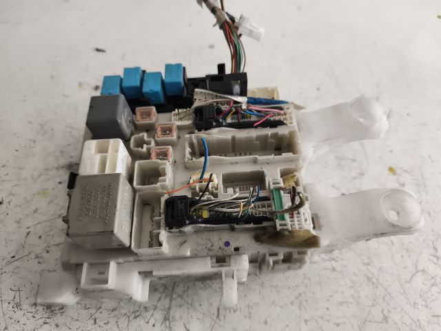 bontott TOYOTA RAV 4 Biztosítéktábla Utastér