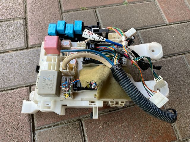 bontott TOYOTA RAV 4 Biztosítéktábla Utastér