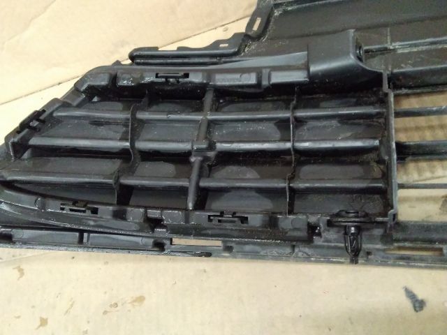 bontott TOYOTA RAV 4 Első Lökhárító Alsó Középső Díszrács