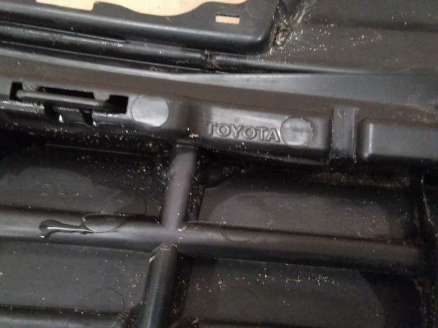 bontott TOYOTA RAV 4 Első Lökhárító Alsó Középső Díszrács