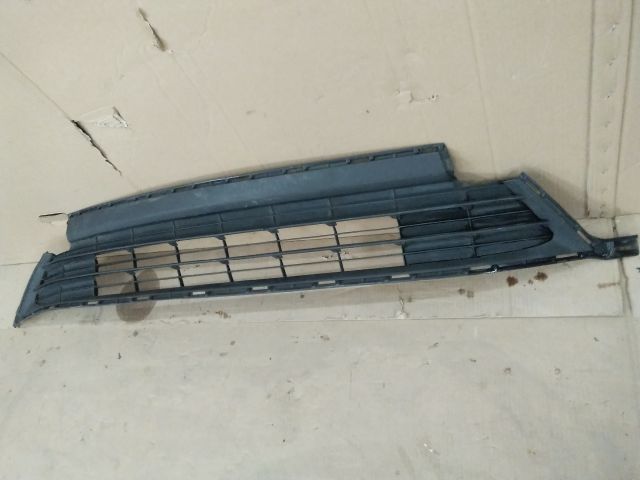 bontott TOYOTA RAV 4 Első Lökhárító Alsó Középső Díszrács