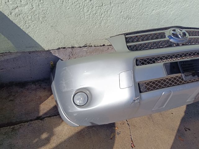 bontott TOYOTA RAV 4 Első Lökhárító (Részeivel)