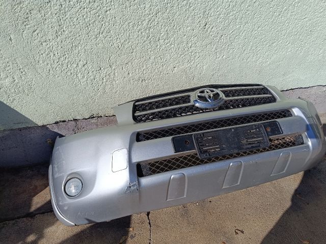 bontott TOYOTA RAV 4 Első Lökhárító (Részeivel)