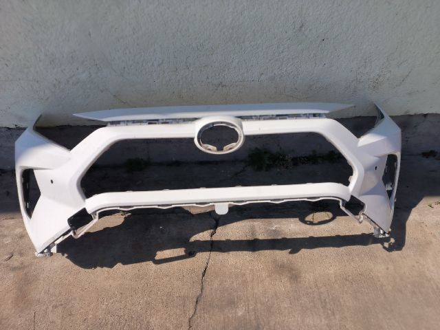 bontott TOYOTA RAV 4 Első Lökhárító (Részeivel)