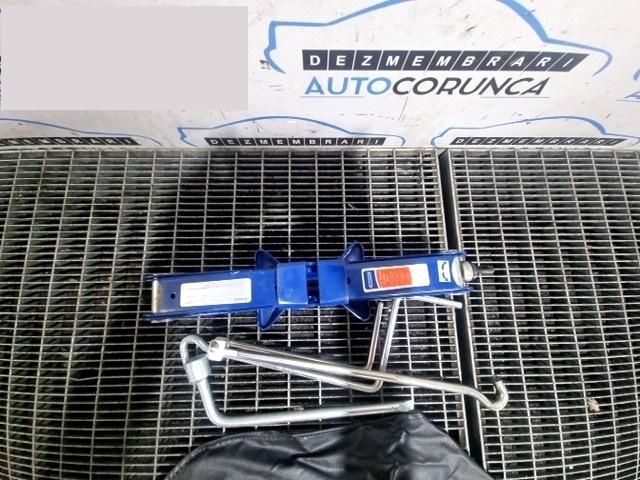 bontott TOYOTA RAV 4 Emelő