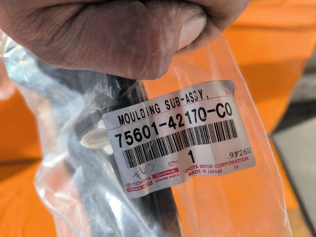 bontott TOYOTA RAV 4 Jobb első Sárvédő Szélesítő