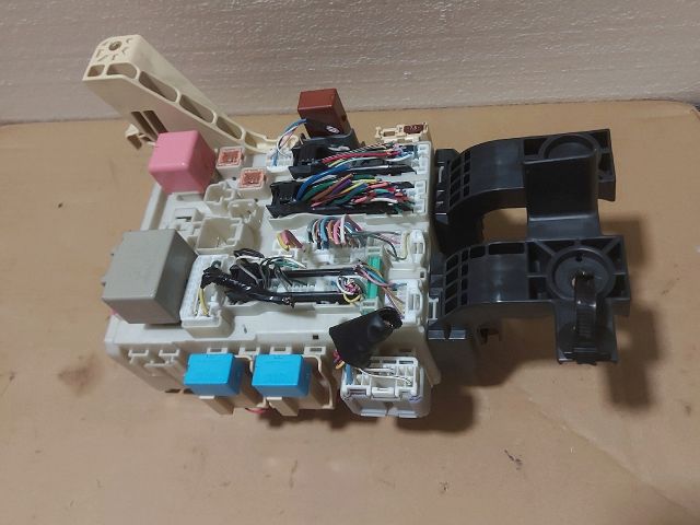 bontott TOYOTA URBAN CRUISER Biztosítéktábla Utastér