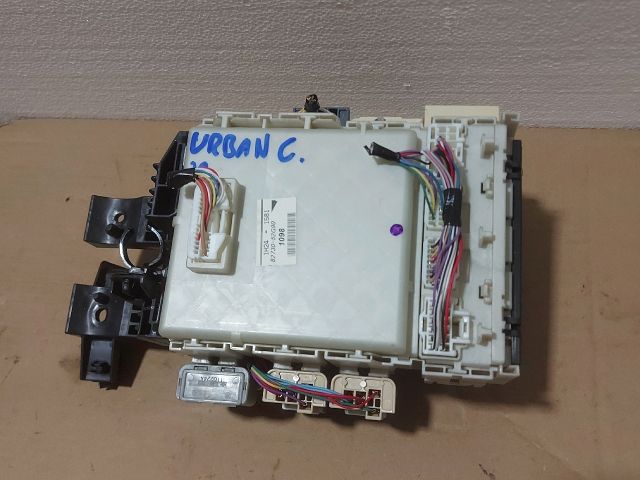 bontott TOYOTA URBAN CRUISER Biztosítéktábla Utastér