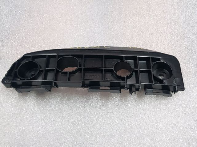 bontott TOYOTA VERSO Bal első Lökhárító Tartó (Műanyag)