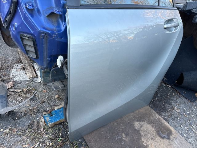 bontott TOYOTA VERSO Bal hátsó Ajtó (Részeivel)