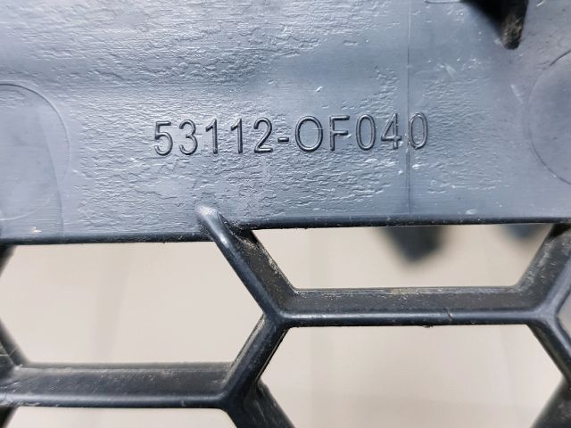 bontott TOYOTA VERSO Első Lökhárító Alsó Középső Díszrács