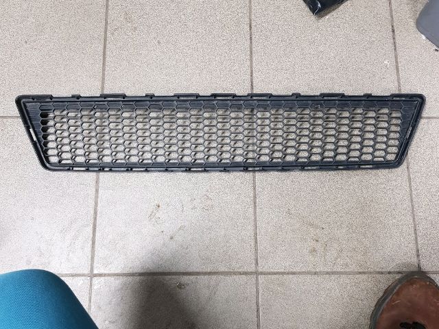 bontott TOYOTA VERSO Első Lökhárító Alsó Középső Díszrács