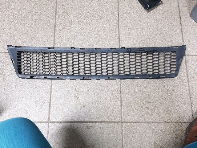 bontott TOYOTA VERSO Első Lökhárító Alsó Középső Díszrács